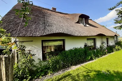 Il cottage con il tetto di paglia sulla diga
