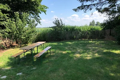 Il cottage con il tetto di paglia sulla diga