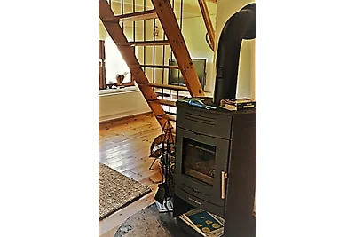 Il cottage con il tetto di paglia sulla diga