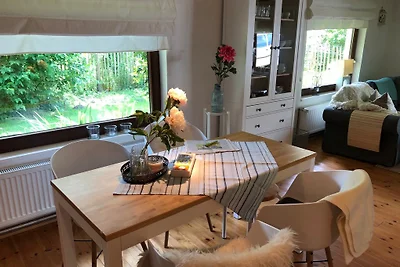 Il cottage con il tetto di paglia sulla diga