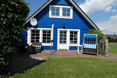 Casa azul en el dique del Mar del Norte, chimenea,