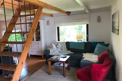 Il cottage con il tetto di paglia sulla diga