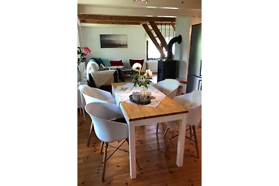 Il cottage con il tetto di paglia sulla diga