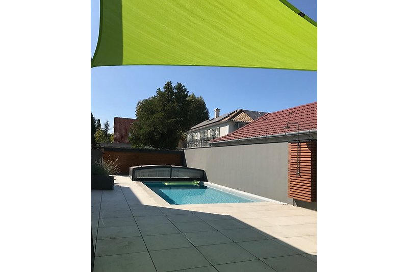 Rufus Villa-Pool mit Sonnensegel