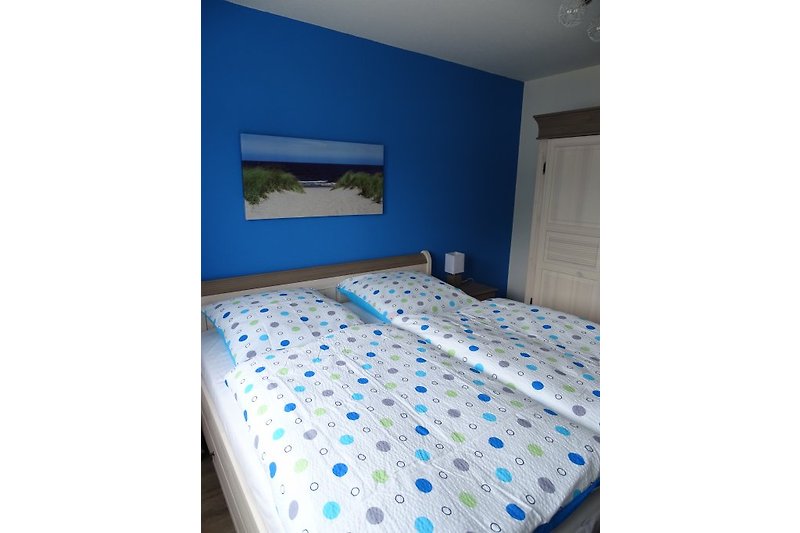 Niebieska sypialnia na piętrze.