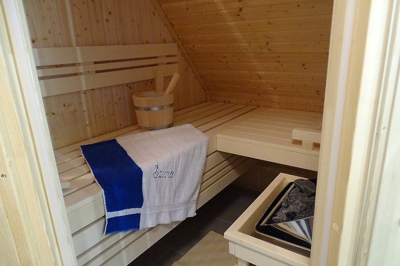 Badezimmer mit schnuckeliger Sauna.