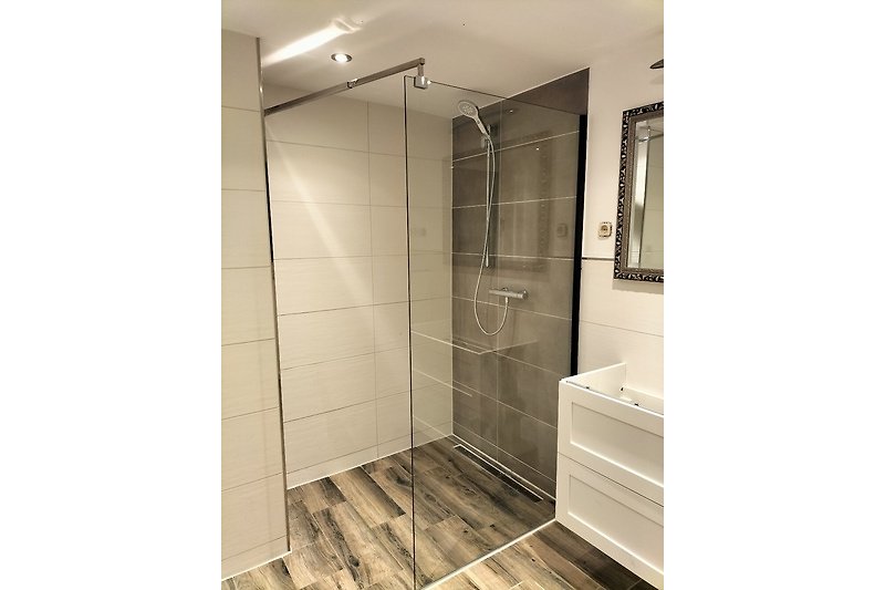Modernes Badezimmer mit stilvoller Dusche und elegantem Interieur.