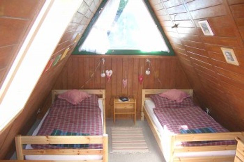 Das Zweibett-Zimmer im Dachgiebel