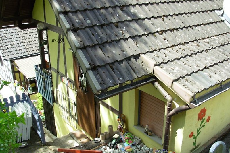 Blick von der Spielwiese auf den Eingang mit Terrasse
