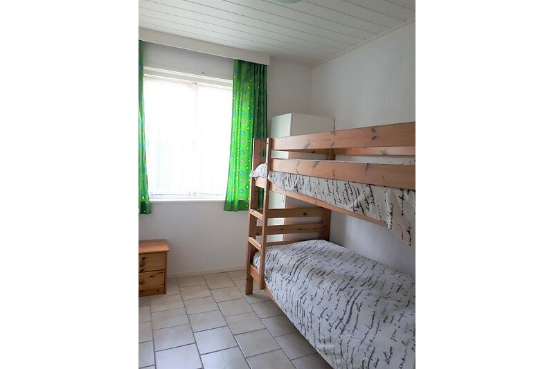 2. Schlafzimmer mit komfortablem Kiefern-Etagenbett