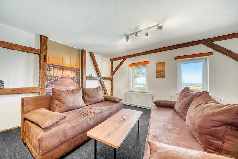Das Wohnzimmer, gemütlich mit 2 großen Couchen.