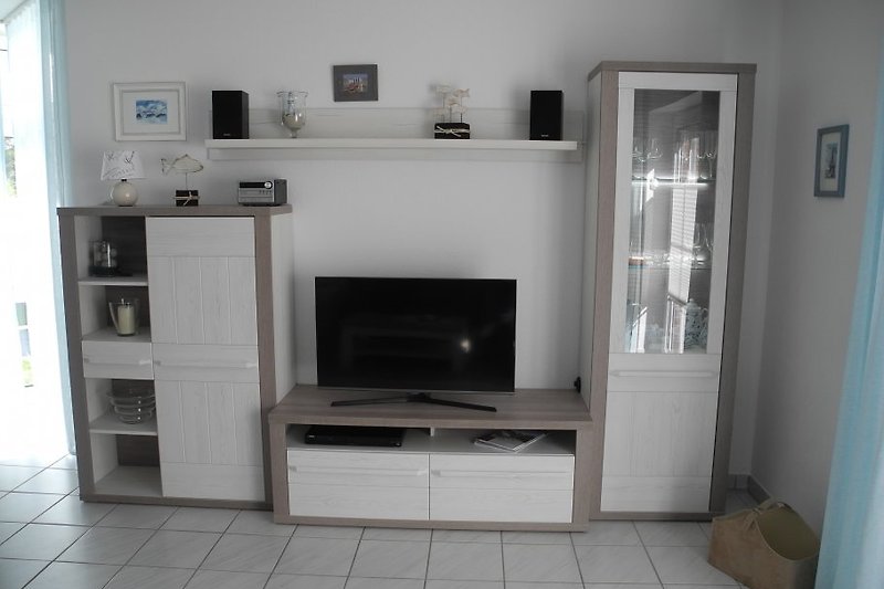 Moderne Wohnwand - SAT-TV + Stereoanlage, Spiele, Bücher u.v.m. 