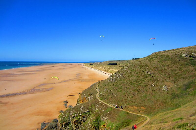 Blick auf "LE CAP DE CARTERET" et la plage d' Hatainville , Meer und Strand mit Paragliding.