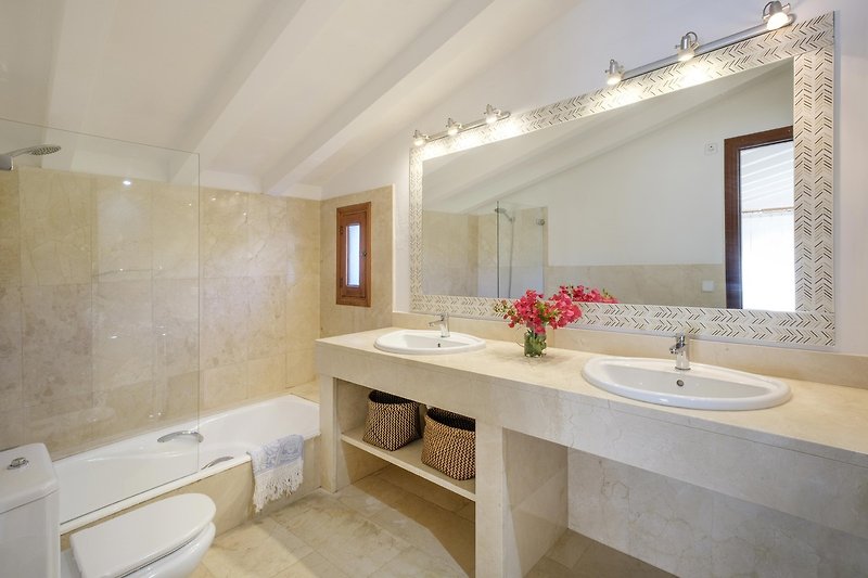 Modernes Badezimmer mit stilvollem Waschbecken und Spiegel.