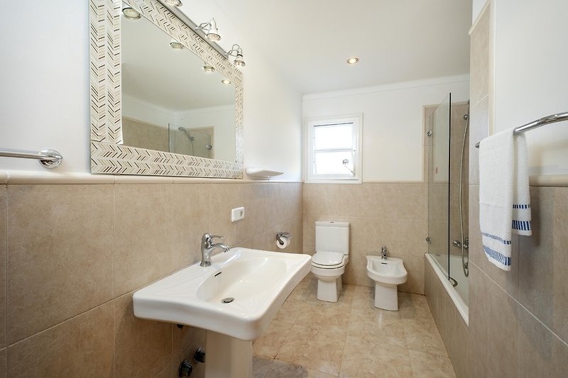 Badezimmer mit stilvollem Waschbecken und Spiegel