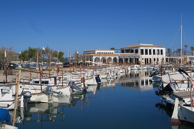 Schönes Ferienhaus am See mit Bootsanleger und Blick auf die Stadt.