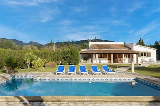 Villa mit Pool und großer Veranda