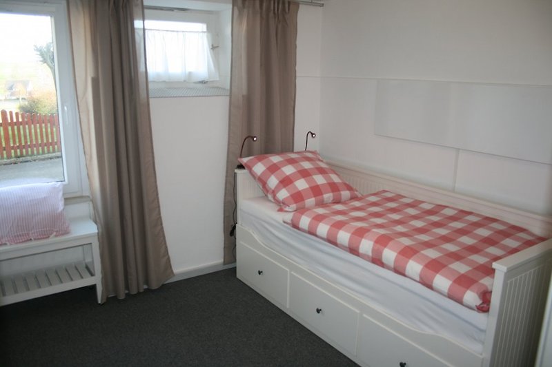 Schlafzimmer mit Einzel-/Doppelbett zum Ausziehen