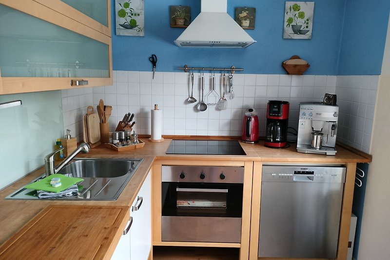 Gemütliche Küche mit modernen Geräten und Holzmöbeln.