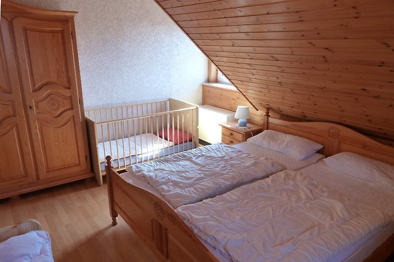 Flackeholm 29a/b - gr. Schlafzimmer  Doppelbett, plus Kinderbett