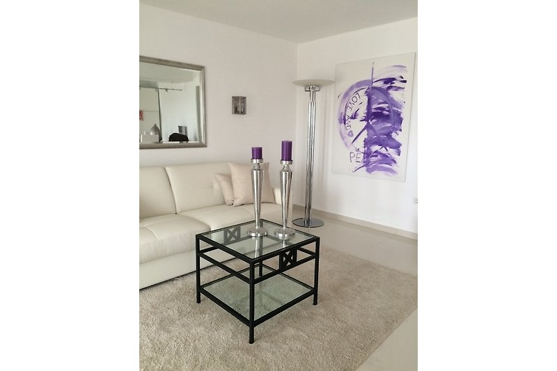 Inneneinrichtung mit violetten Möbeln und Kunst.