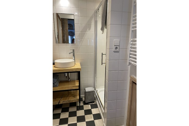 Geräumiges Badezimmer mit stilvoller Beleuchtung und elegantem Design.