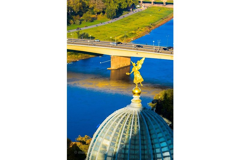 Dresden, Blick auf die Elbe, Carolabrücke und Zitronenpresse