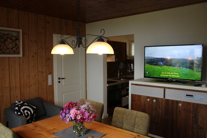 Wohn- Essbereich mit Smart-TV