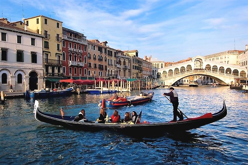 Gondel und Rialtobrücke in Venedig