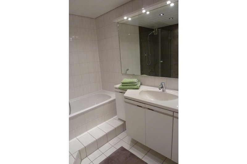 Badezimmer - Aufnahme mit Wanne und Waschtischanlage