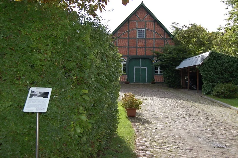 Die Auffahrt zum Hof Wiese - an der rechten Hausseite die Ferienwohnung