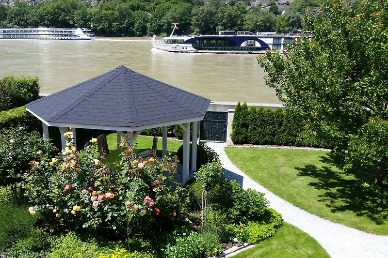 Blick vom Balkon auf die Donau und unseren Pavillon