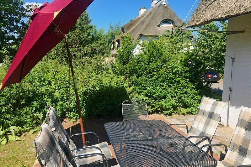 Het terras heeft zon van vroeg in de ochtend tot laat in de middag.