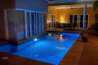 Pool-Villa in tropischem Garten