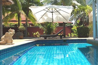 Pool-Villa in tropischem Garten