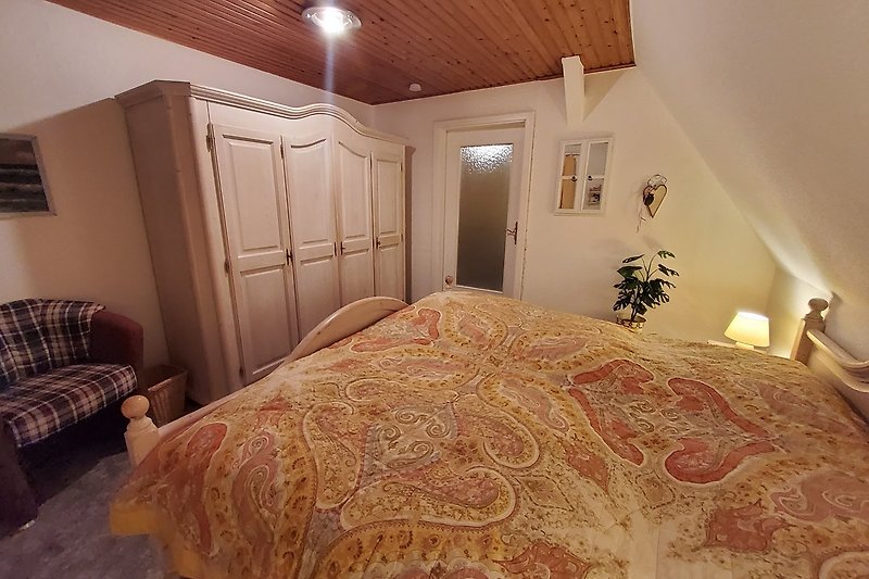 Stilvolles Schlafzimmer mit gemütlichem Holzmobiliar und stilvoller Beleuchtung.