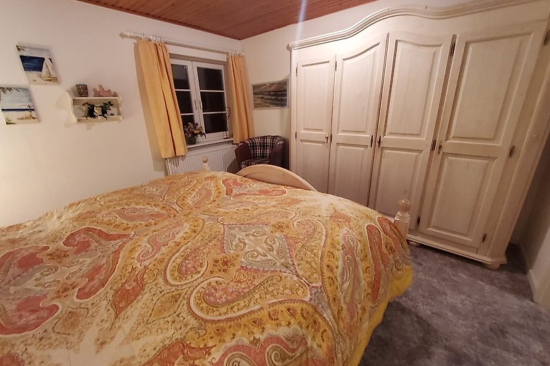 Stilvolles Schlafzimmer mit Holzmöbeln und gemütlicher Einrichtung.