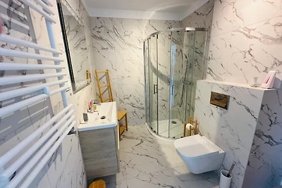 Biały apartament przy porcie