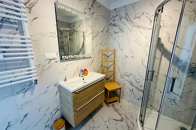 Biały apartament przy porcie