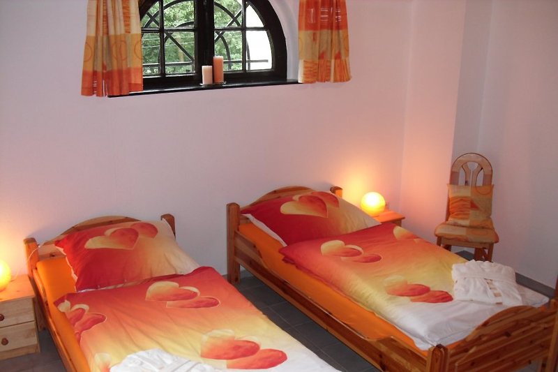 tweede slaapkamer met twee éénpersoonsbedden