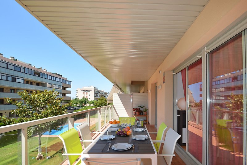 Modernes Apartment mit Balkon, Stadtblick und stilvollen Möbeln.