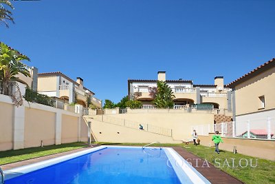 House with swimming pool 200 m from