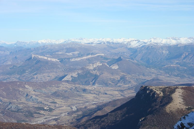 Blick von der Montagne de Lure ins Vallée du Jabron und in die Alpen