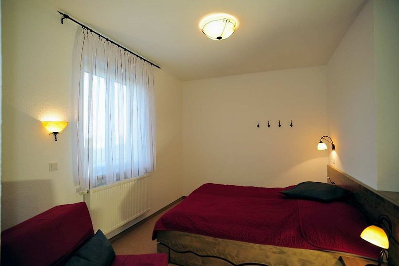 Dormitorios individuales: por ejemplo, con cama doble + cómoda silla de dormir.