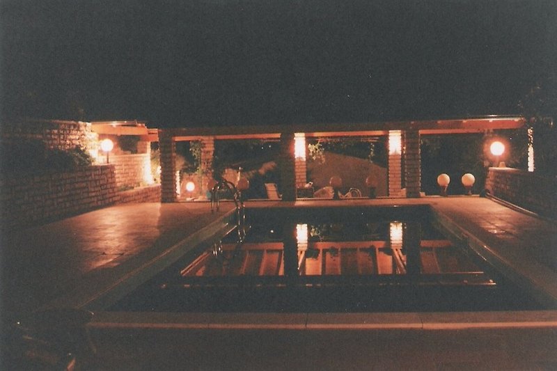 Außenanlage mit Pool bei Nacht