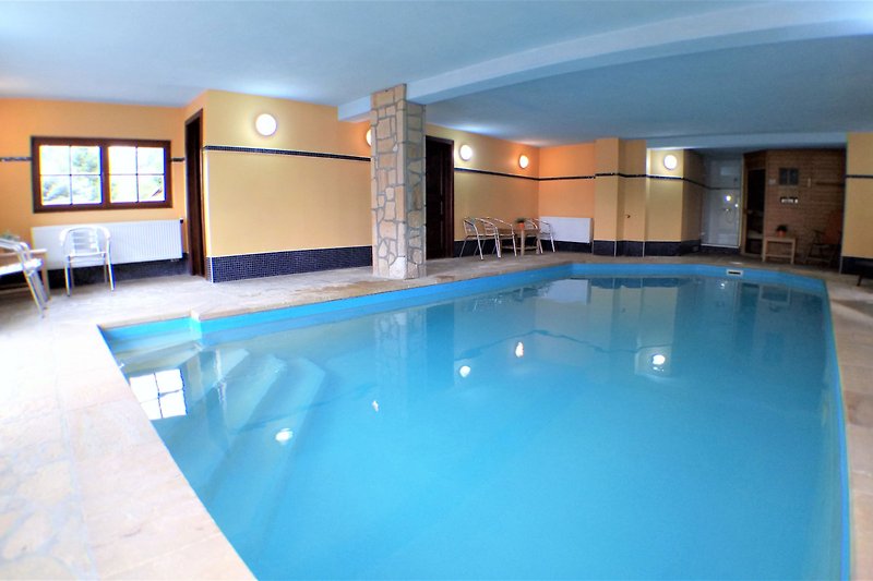 Schwimmbad mit azurblauem Wasser, stilvolles Interieur und Architektur.