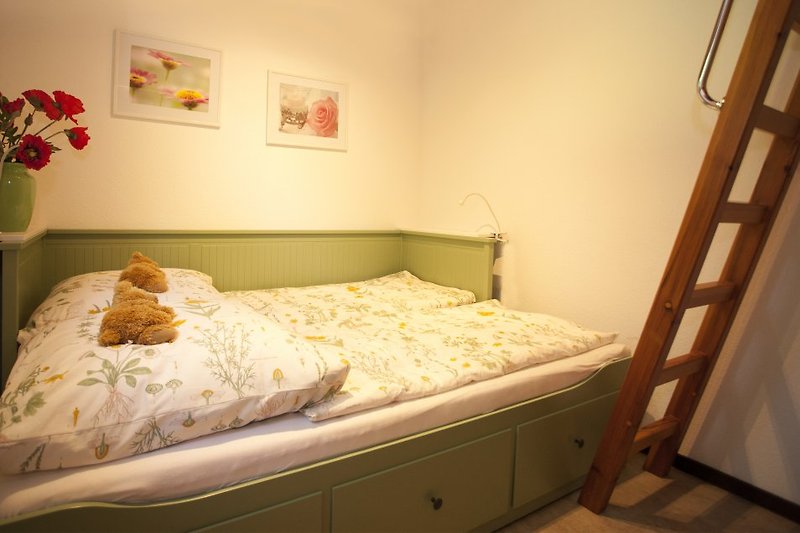 Schlafzimmer 2  mit Doppelbett und Hochbett