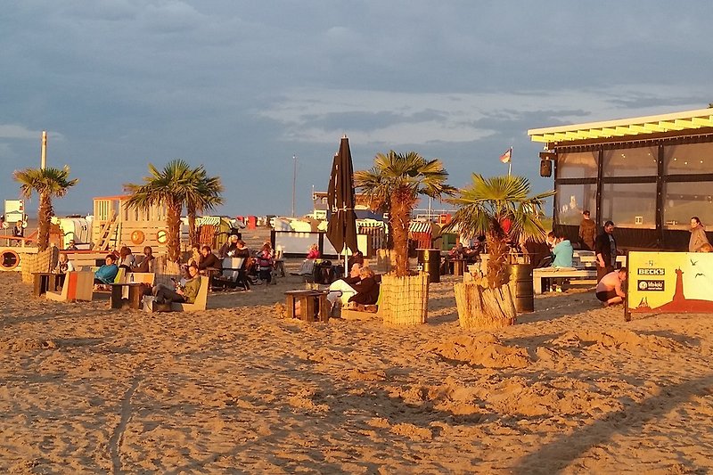 Strandbar Sonnendeck am Abend