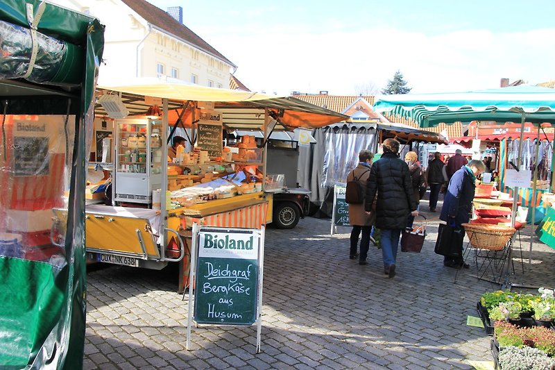 Op de markt in Varel iets lekkers kopen: kaas, antipasti, brood, salades, fruit... Woensdag- en zaterdagochtend.