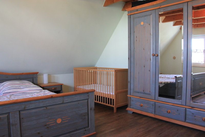 Großes Friesenzimmer mit Doppelbett und Kinderbett; 1 Reisebett im Schrank